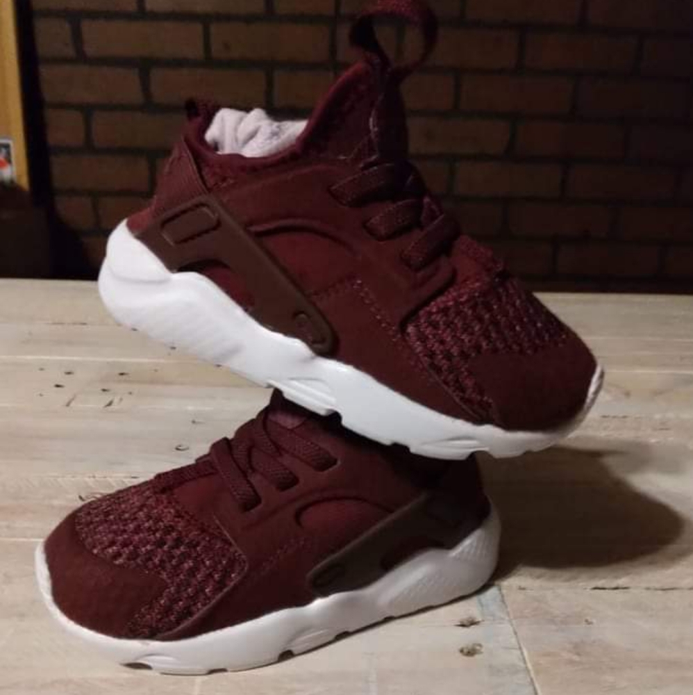 Kids Huarache Nike Shoes Size 7 in Wine Color 🍷